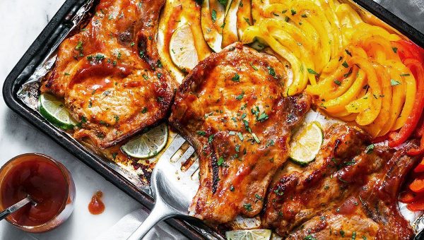Sheet Pan Baked BBQ Pork Chops with Zucchini and Rainbow Peppers - #recipe by #eatwell101 - https://www.eatwell101.com/baked-bbq-pork-chops-recipe