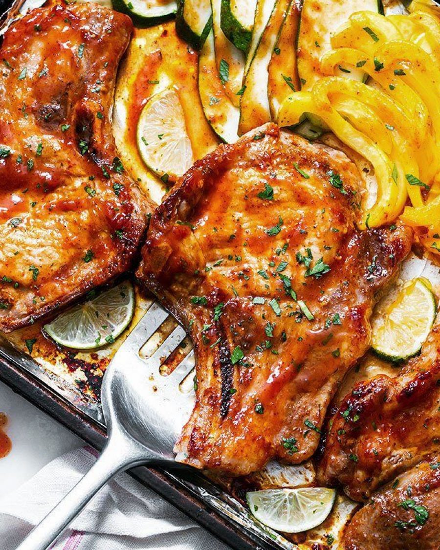 Sheet Pan Baked BBQ Pork Chops with Zucchini and Rainbow Peppers - #recipe by #eatwell101 - https://www.eatwell101.com/baked-bbq-pork-chops-recipe