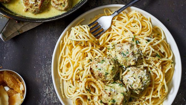 Creamy Pesto Chicken Meatballs - #recipe by #eatwell101 - https://www.eatwell101.com/creamy-chicken-meatballs-recipe