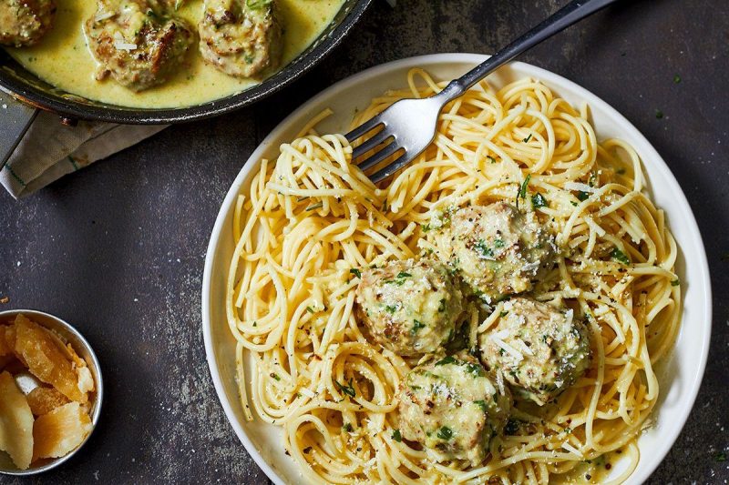 Creamy Pesto Chicken Meatballs - #recipe by #eatwell101 - https://www.eatwell101.com/creamy-chicken-meatballs-recipe