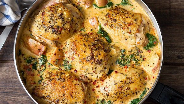 One Pan Chicken and Potatoes with Garlic Parmesan Spinach Cream Sauce - #recipe by #eatwell101 - https://www.eatwell101.com/chicken-potatoes-with-garlic-parmesan-cream-sauce