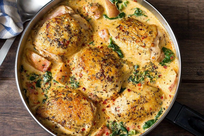 One Pan Chicken and Potatoes with Garlic Parmesan Spinach Cream Sauce - #recipe by #eatwell101 - https://www.eatwell101.com/chicken-potatoes-with-garlic-parmesan-cream-sauce