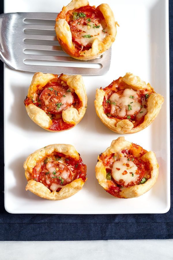 Pepperoni Pizza Cups - #recipe by #eatwell101 - https://www.eatwell101.com/pepperoni-pizza-puffs