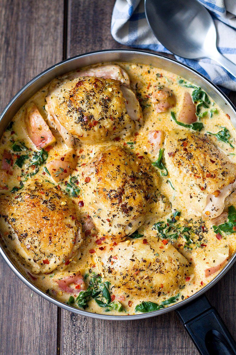 One Pan Chicken and Potatoes with Garlic Parmesan Cream Sauce – #eatwell101 #recipe Amazing flavors in just one skillet! The tastiest #Chicken and #Potatoes dinner with #spinach #Garlic #Parmesan #Cream Sauce for any night of the week!