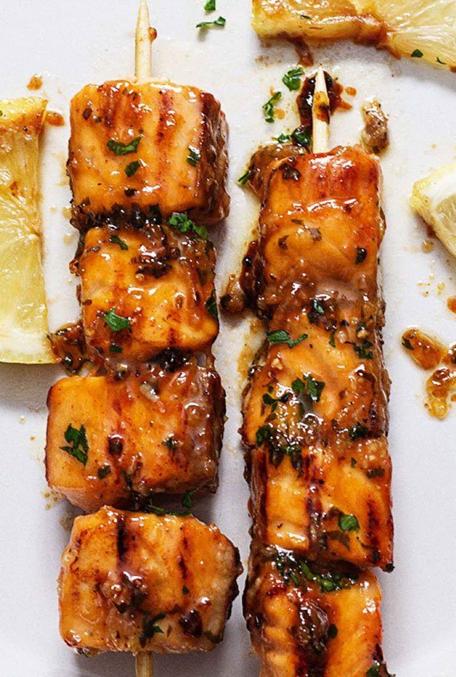 Grilled Salmon with Lemon and Garlic Butter Glaze - #recipe by #eatwell101 - https://www.eatwell101.com/lemon-garlic-butter-salmon-skewers