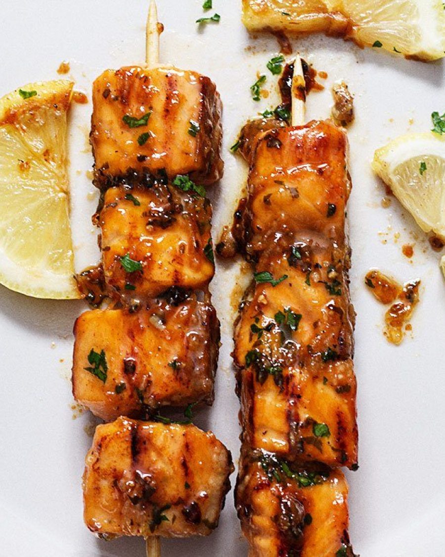 Lemon Garlic Butter Grilled Salmon - #recipe by #eatwell101 - https://www.eatwell101.com/lemon-garlic-butter-salmon-skewers
