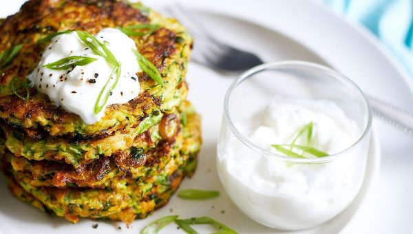 Crispy Garlic Parmesan Zucchini Fritters - #recipe by #eatwell101 - https://www.eatwell101.com/zucchini-fritters-recipe