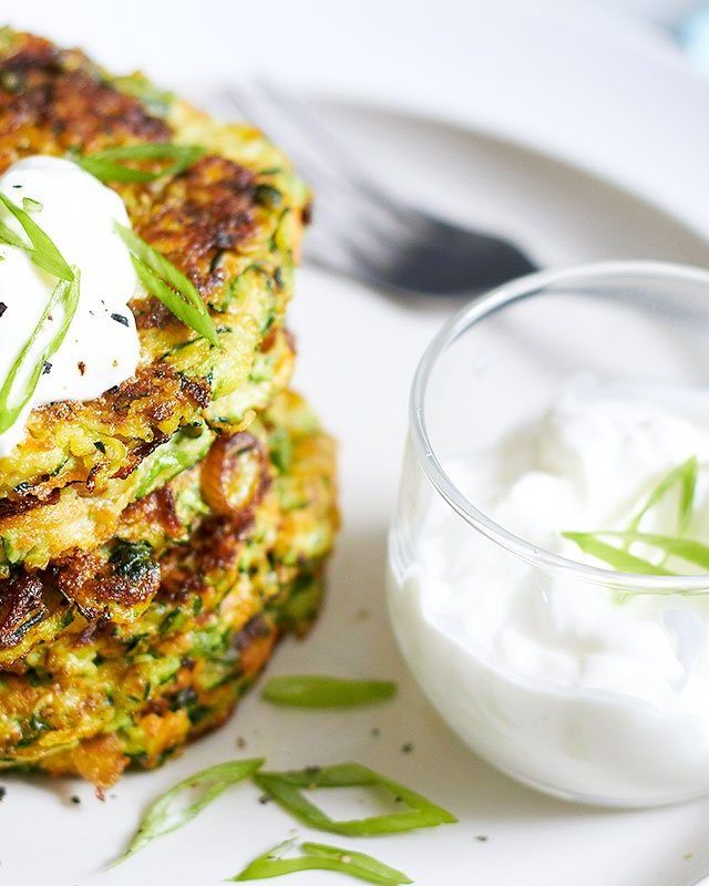 Crispy Garlic Parmesan Zucchini Fritters - #recipe by #eatwell101 - https://www.eatwell101.com/zucchini-fritters-recipe