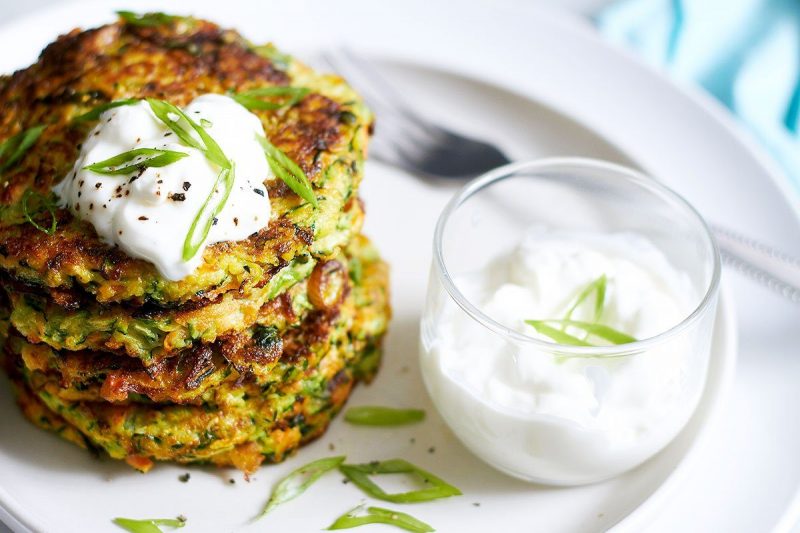Crispy Garlic Parmesan Zucchini Fritters - #recipe by #eatwell101 - https://www.eatwell101.com/zucchini-fritters-recipe