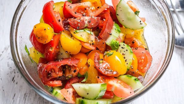 Cucumber Tomato Salad - #recipe by #eatwell101 - https://www.eatwell101.com/cucumber-tomato-salad