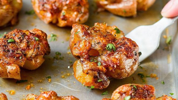 Garlic Butter Parmesan Roasted Baby Potatoes - #recipe by #eatwell101 - https://www.eatwell101.com/garlic-butter-parmesan-roasted-potatoes