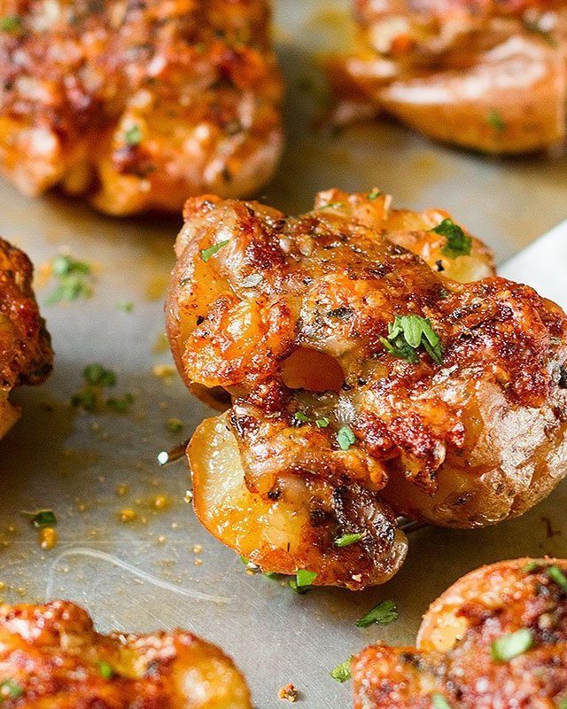 Garlic Butter Parmesan Roasted Baby Potatoes - #recipe by #eatwell101 - https://www.eatwell101.com/garlic-butter-parmesan-roasted-potatoes