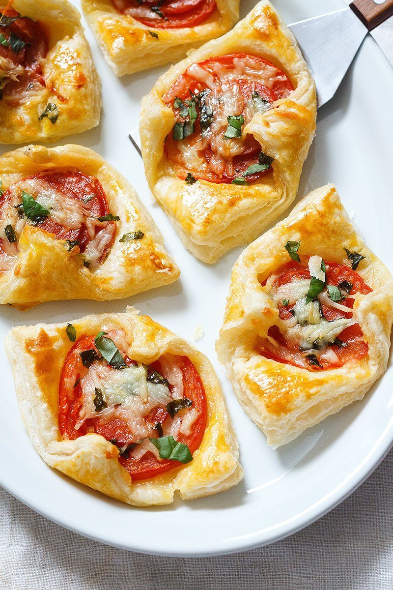 Pepperoni Basil Tomato Puffs Recipe - #eatwell101 #recipe #appetizer #puffpastry - These Pepperoni Basil Tomato Puffs come with BIG-sized flavors with almost zero effort. 