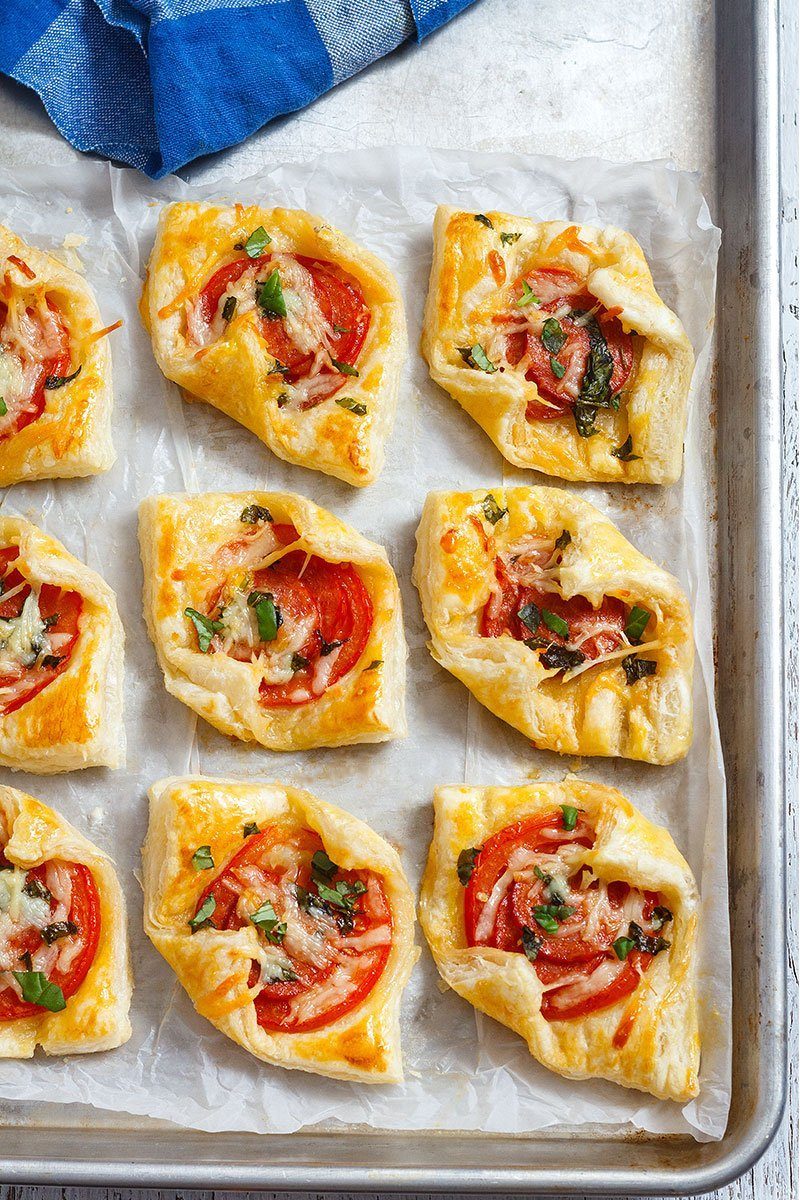 Pepperoni Basil Tomato Puffs Recipe - #eatwell101 #recipe #appetizer #puffpastry - These Pepperoni Basil Tomato Puffs come with BIG-sized flavors with almost zero effort. 