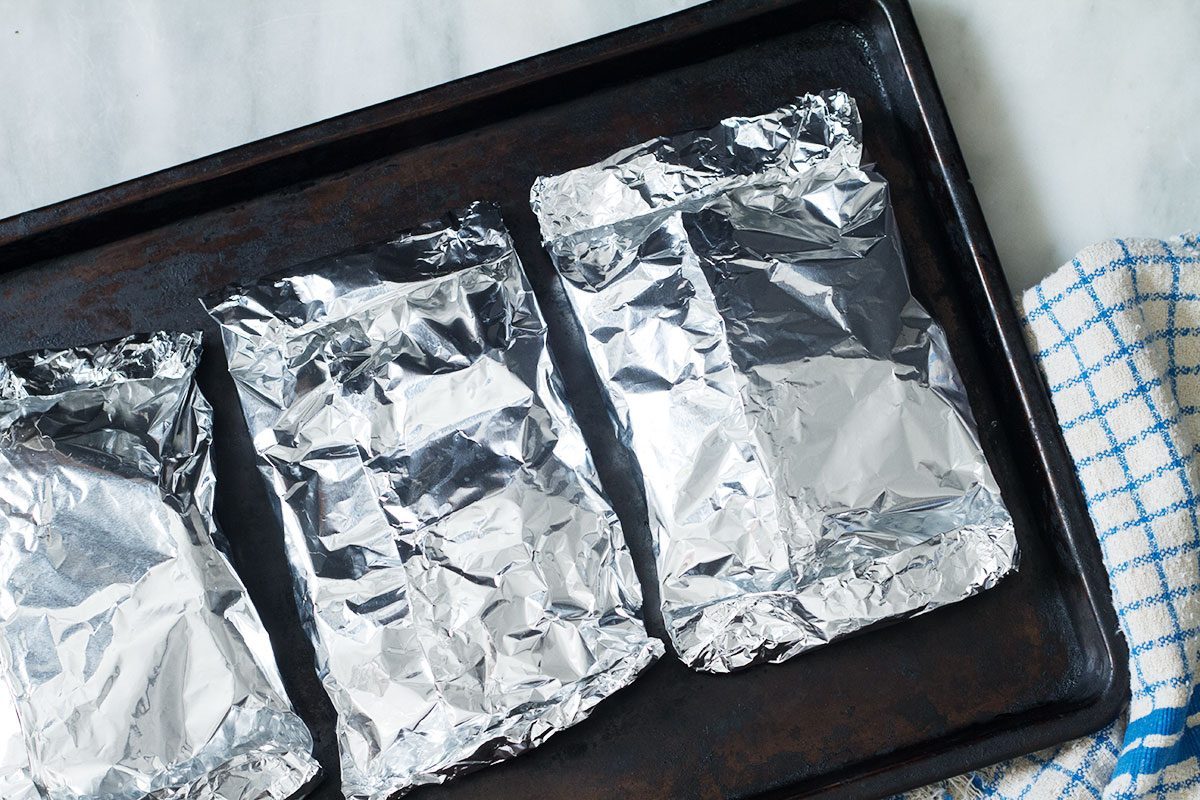 Chicken in Foil Packets – #eatwell101 #recipe #chicken #dinner - So NOURISHING and packed with TONS OF FLAVOR! Chicken breasts cooked in foil packets are amazingly moist and tender.
