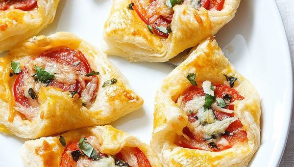 Pepperoni Basil Tomato Puffs - #recipe by #eatwell101 - https://www.eatwell101.com/pepperoni-basil-tomato-puffs
