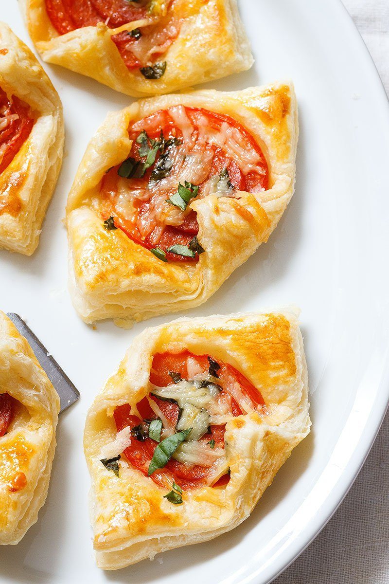 Pepperoni Basil Tomato Puffs Recipe - #eatwell101 #recipe #appetizer #puffpastry - These Pepperoni Basil Tomato Puffs come with BIG-sized flavors with almost zero effort. 