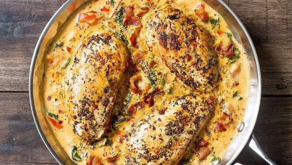 Chicken and Bacon Spinach in Tomato Mozzarella Cream Sauce - #recipe by #eatwell101 - https://www.eatwell101.com/chicken-bacon-spinach-cream-sauce
