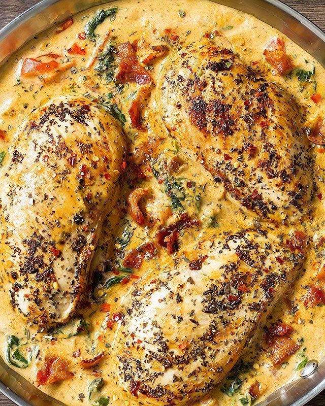 Chicken and Bacon Spinach in Tomato Mozzarella Cream Sauce - #recipe by #eatwell101 - https://www.eatwell101.com/chicken-bacon-spinach-cream-sauce