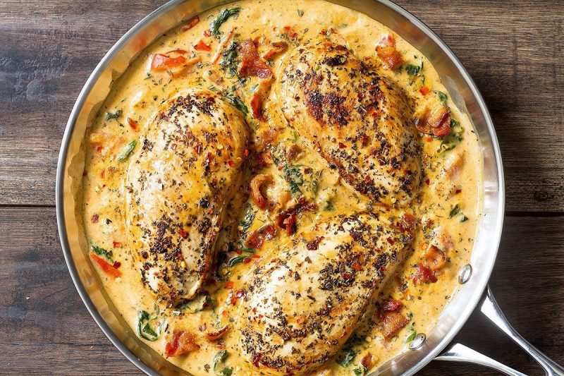 Chicken and Bacon Spinach in Tomato Mozzarella Cream Sauce - #recipe by #eatwell101 - https://www.eatwell101.com/chicken-bacon-spinach-cream-sauce