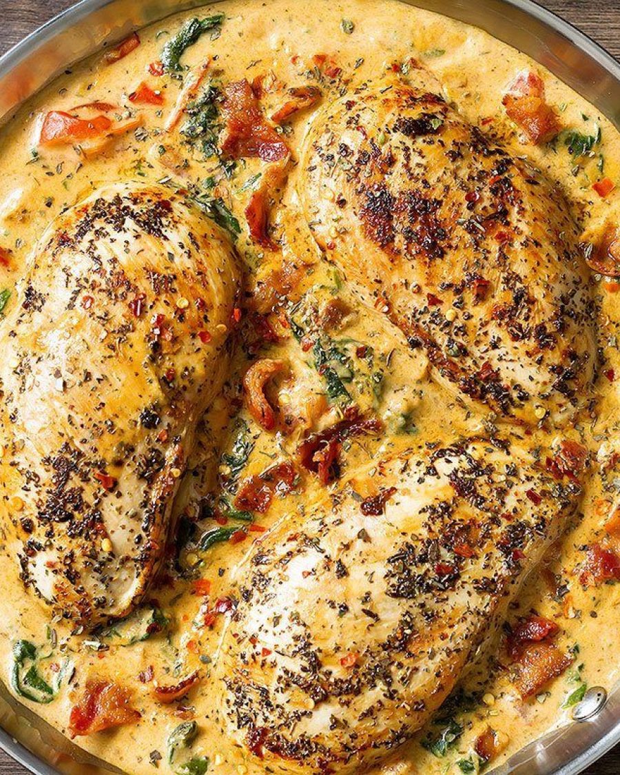 Chicken and Bacon Spinach in Tomato Mozzarella Cream Sauce - #recipe by #eatwell101 - https://www.eatwell101.com/chicken-bacon-spinach-cream-sauce