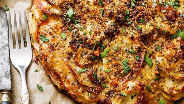 Baked Garlic and Parmesan Potato Cake - #recipe by #eatwell101 - https://www.eatwell101.com/garlic-parmesan-potato-cake