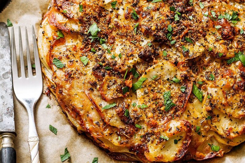 Baked Garlic and Parmesan Potato Cake - #recipe by #eatwell101 - https://www.eatwell101.com/garlic-parmesan-potato-cake