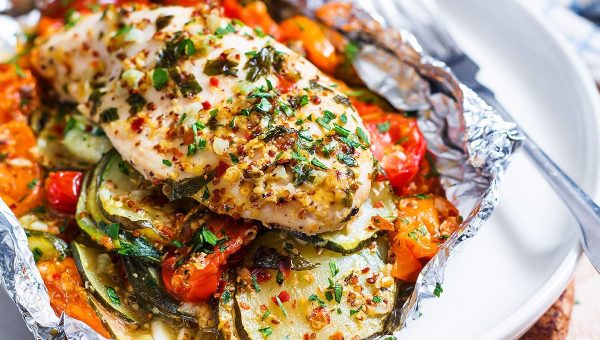Honey Dijon Chicken and Veggies Foil Packs - #recipe by #eatwell101 - https://www.eatwell101.com/honey-dijon-chicken-veggies-foil-packs