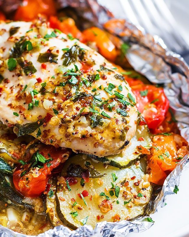Honey Dijon Chicken and Veggies Foil Packs - #recipe by #eatwell101 - https://www.eatwell101.com/honey-dijon-chicken-veggies-foil-packs