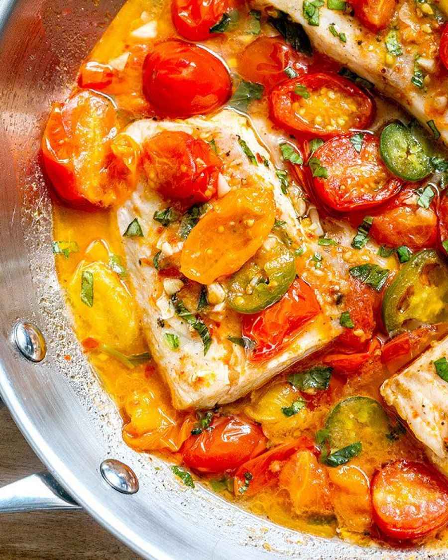 Pan-Seared Tilapia in Tomato Basil Sauce - #recipe by #eatwell101 - https://www.eatwell101.com/tilapia-recipe-in-tomato-basil-sauce