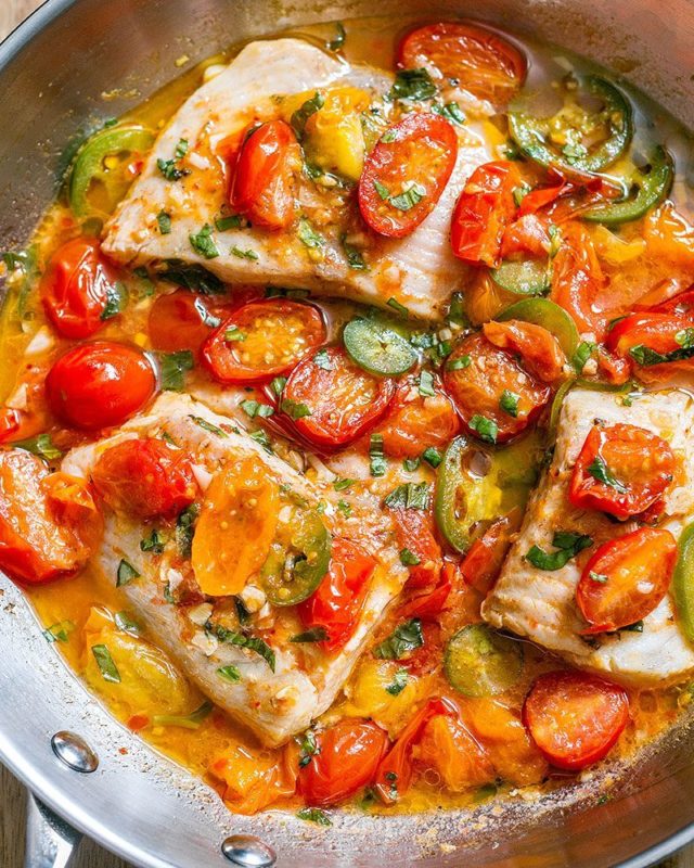 Pan-Seared Tilapia in Tomato Basil Sauce - #recipe by #eatwell101 - https://www.eatwell101.com/tilapia-recipe-in-tomato-basil-sauce