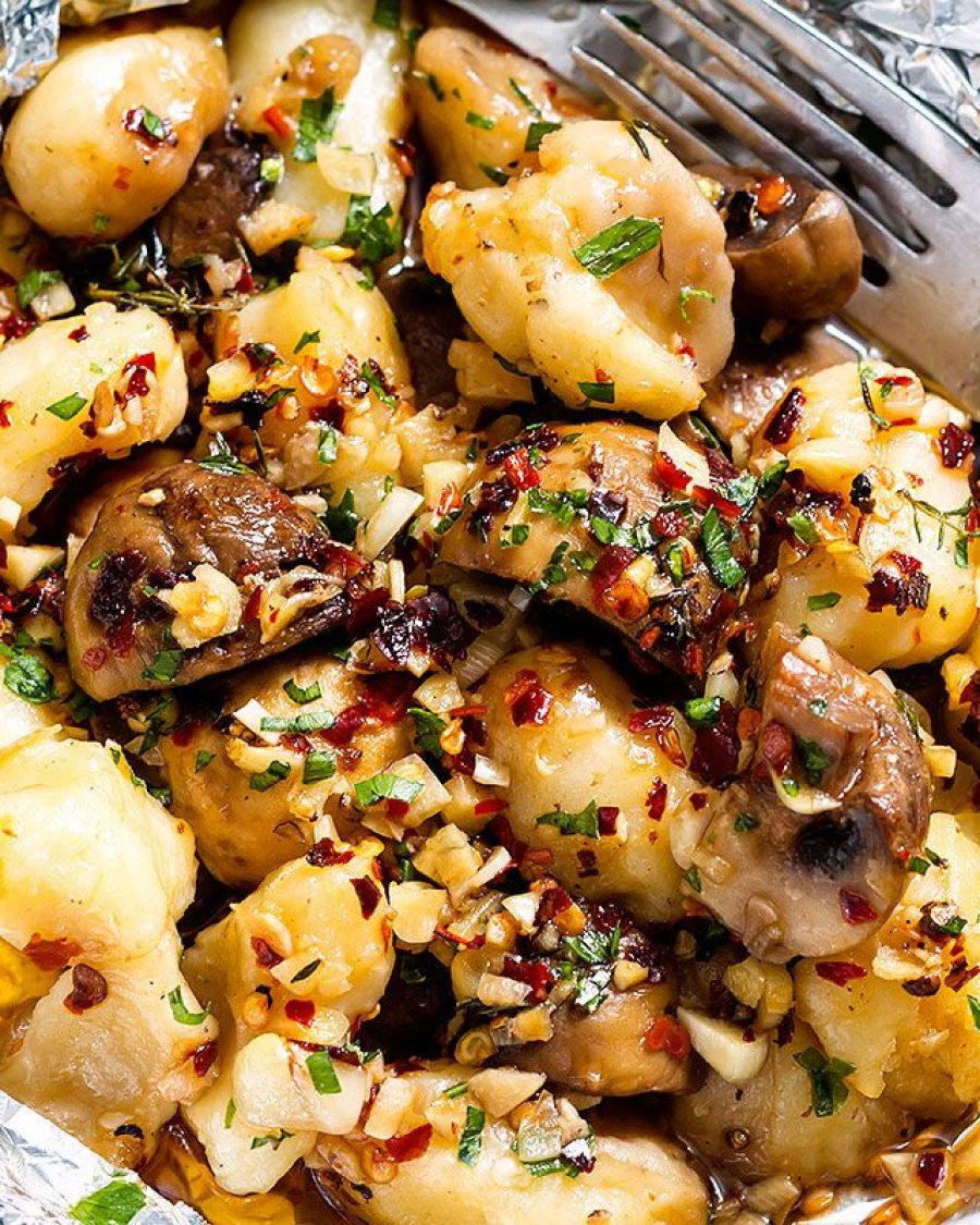 Garlic Butter Mushrooms and Gnocchi in Foil Packets - #recipe by #eatwell101 - https://www.eatwell101.com/foil-packets-garlic-butter-mushroom-and-gnocchi