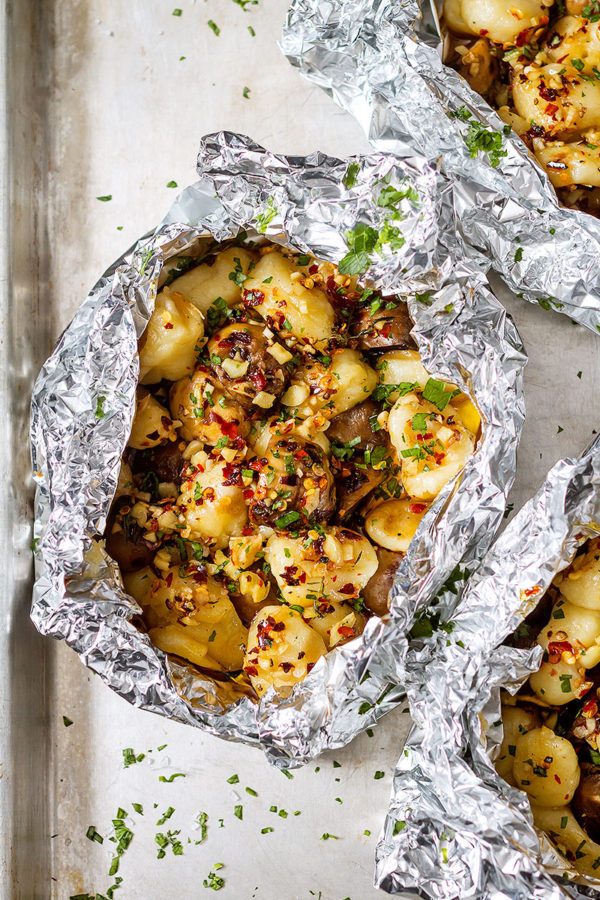 Garlic Butter Mushrooms and Gnocchi in Foil Packets - #recipe by #eatwell101 - https://www.eatwell101.com/foil-packets-garlic-butter-mushroom-and-gnocchi