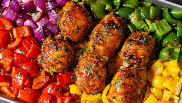 Sheet-Pan Honey Chili Chicken with Veggies - #recipe by #eatwell101 - https://www.eatwell101.com/honey-chili-chicken-sheet-pan-dinner