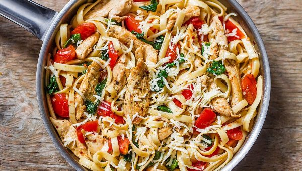 Tomato Spinach Chicken Pasta - #recipe by #eatwell101 - https://www.eatwell101.com/chicken-pasta-recipe-tomato-spinach