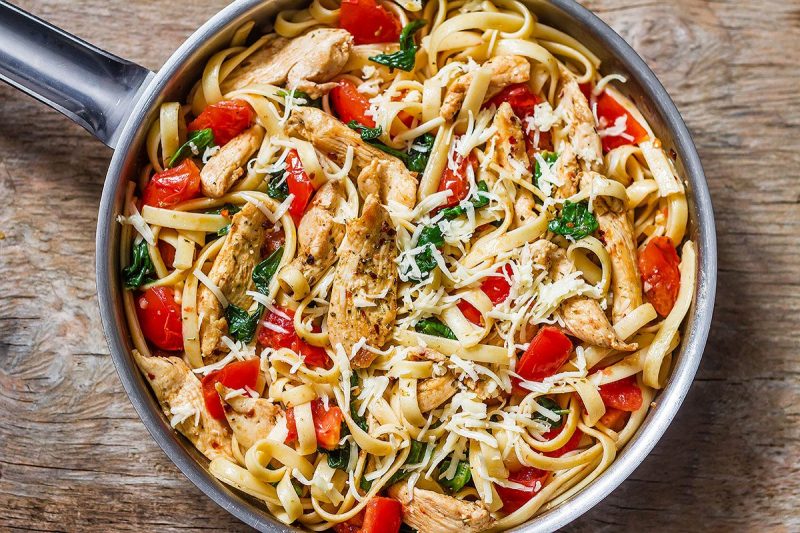 Tomato Spinach Chicken Pasta - #recipe by #eatwell101 - https://www.eatwell101.com/chicken-pasta-recipe-tomato-spinach