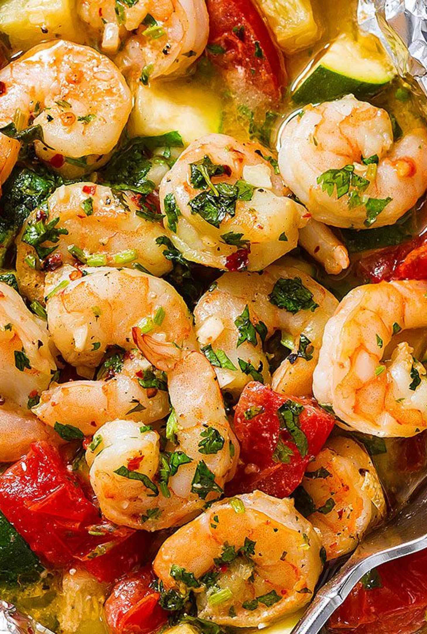 Lemon Garlic Herb Shrimp in Foil Packets - #recipe by #eatwell101 - https://www.eatwell101.com/shrimp-in-foil-packets-recipe