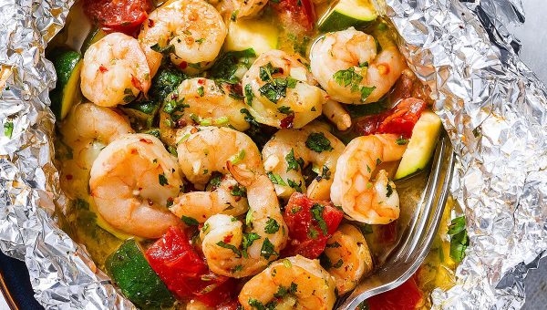 Lemon Garlic Herb Shrimp in Foil Packets - #recipe by #eatwell101 - https://www.eatwell101.com/shrimp-in-foil-packets-recipe
