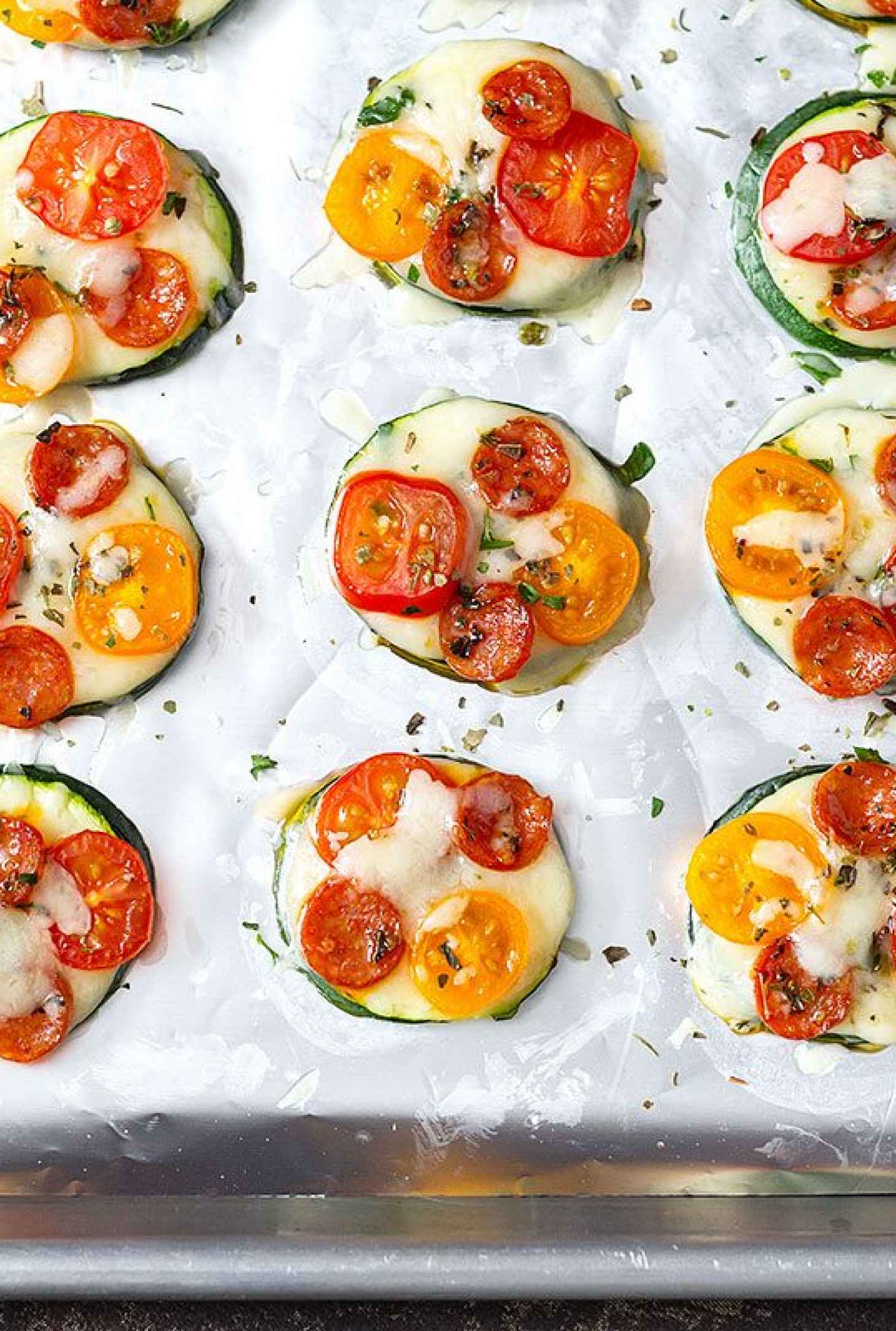 Mini Zucchini Pizzas - #recipe by #eatwell101 - https://www.eatwell101.com/zucchini-pizza-bites-recipe