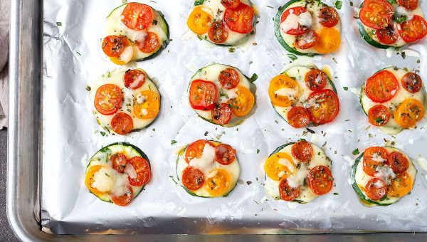 Mini Zucchini Pizzas - #recipe by #eatwell101 - https://www.eatwell101.com/zucchini-pizza-bites-recipe