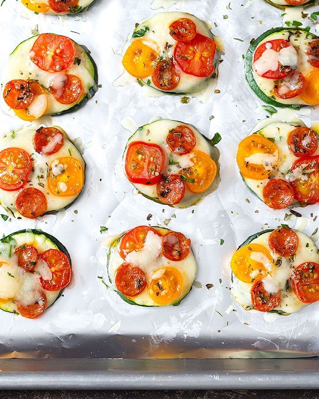 Mini Zucchini Pizzas - #recipe by #eatwell101 - https://www.eatwell101.com/zucchini-pizza-bites-recipe