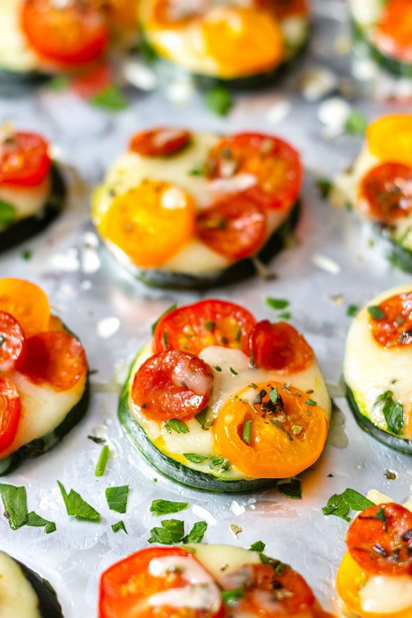 Mini Zucchini Pizzas - #recipe by #eatwell101 - https://www.eatwell101.com/zucchini-pizza-bites-recipe