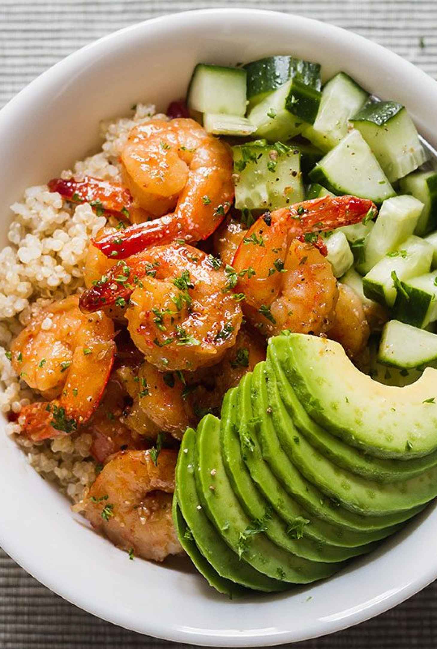 Honey-Garlic Shrimp and Quinoa Bowl with Avocado - #recipe by #eatwell101 - https://www.eatwell101.com/shrimp-quinoa-bowl-recipe