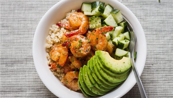 Honey-Garlic Shrimp and Quinoa Bowl with Avocado - #recipe by #eatwell101 - https://www.eatwell101.com/shrimp-quinoa-bowl-recipe