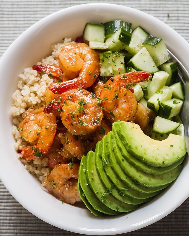 Honey-Garlic Shrimp and Quinoa Bowl with Avocado - #recipe by #eatwell101 - https://www.eatwell101.com/shrimp-quinoa-bowl-recipe