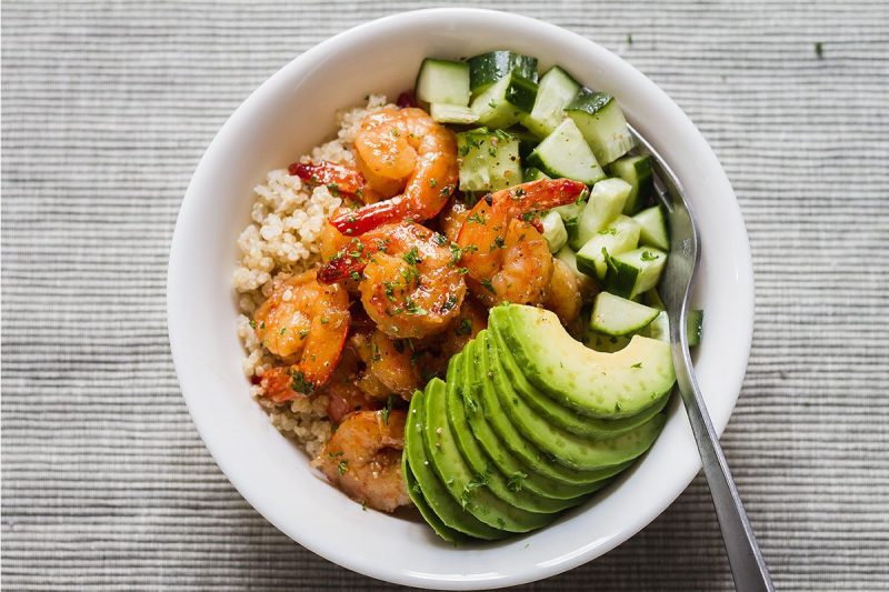 Honey-Garlic Shrimp and Quinoa Bowl with Avocado - #recipe by #eatwell101 - https://www.eatwell101.com/shrimp-quinoa-bowl-recipe