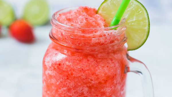 Strawberry Lemonade Slushie - #recipe by #eatwell101 - https://www.eatwell101.com/strawberry-lemonade-slushie-recipe