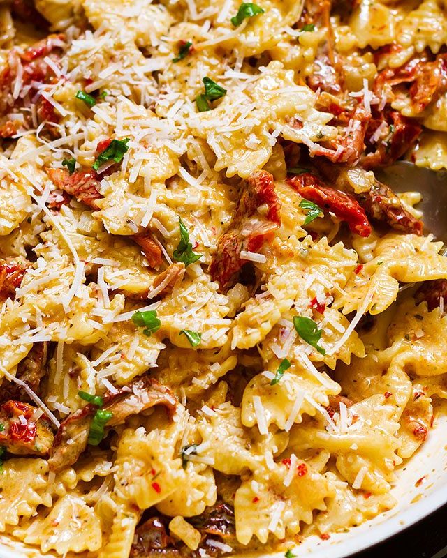 Creamy Sun-Dried Tomato Pasta - #recipe by #eatwell101 - https://www.eatwell101.com/creamy-sun-dried-tomato-pasta