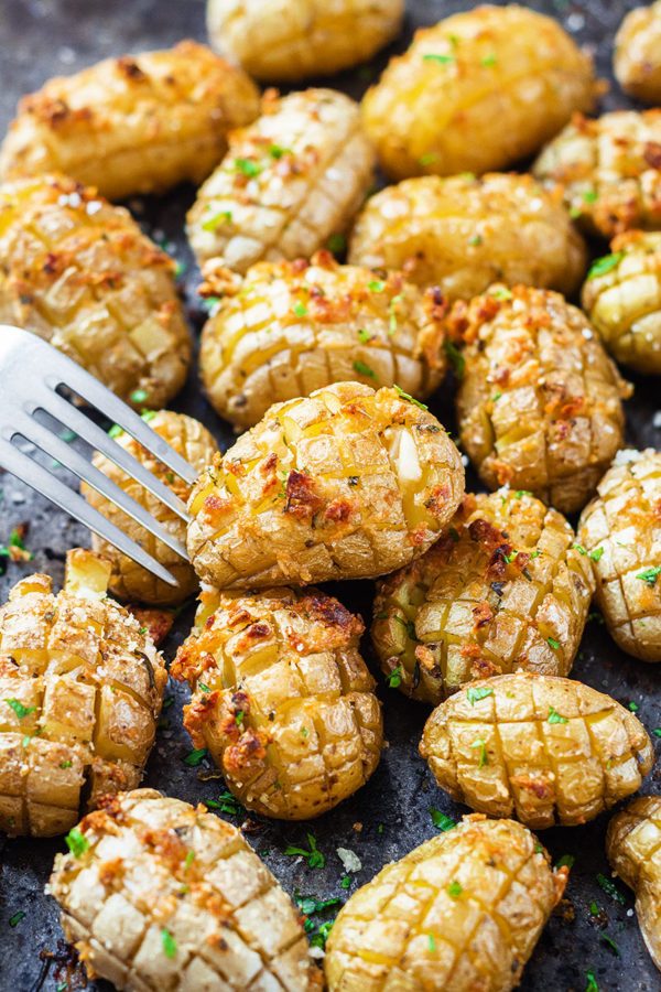 Cheesy Garlic Roasted Potatoes - #recipe by #eatwell101 - https://www.eatwell101.com/garlic-roasted-potatoes-recipe