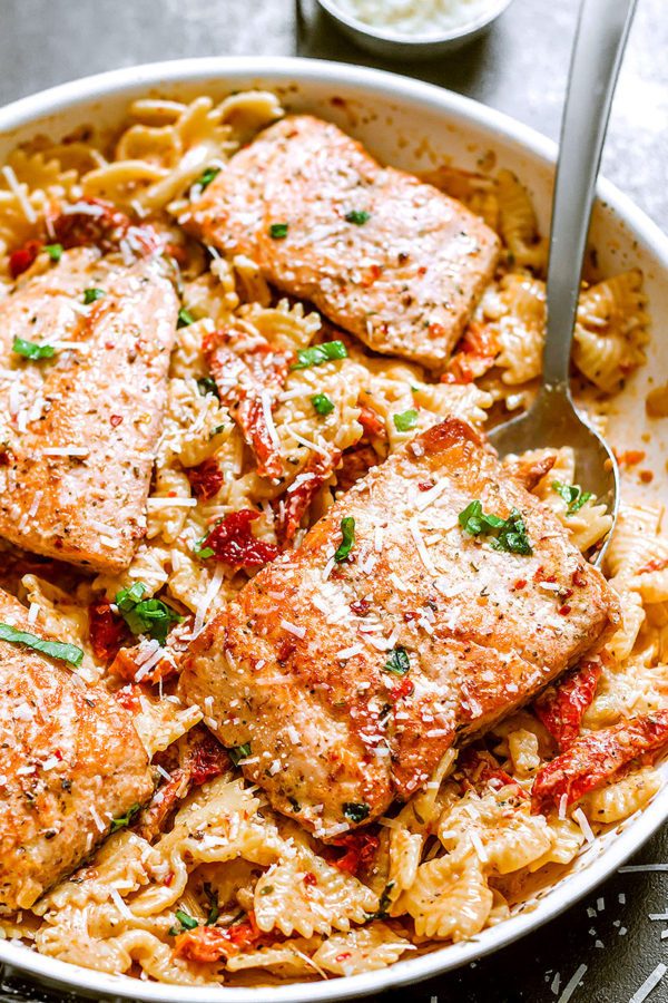 Creamy Sun-Dried Tomato Salmon Pasta - #recipe by #eatwell101 - https://www.eatwell101.com/salmon-pasta-recipe